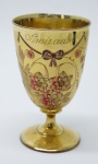 COLECIONISMO - Bela taça de coleção em demi cristal, no padrão veneziano. Corpo ricamente  dourado com aplicação de flores em relevo, pintados a mão. Alt. 12 cm. Leves bicados.