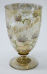 COLECIONISMO - Bela taça de coleção em demi cristal, no padrão veneziano. Corpo ricamente  dourado com aplicação de flores em relevo, pintados a mão. Alt. 12,5 cm. Leves bicados.