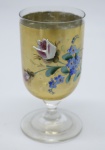 COLECIONISMO - Bela taça de coleção em demi cristal, no padrão veneziano. Corpo ricamente  dourado com aplicação de flores em relevo, pintados a mão. Alt. 12 cm. Bolhas.