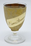 COLECIONISMO - Bela taça de coleção em demi cristal, no padrão veneziano. Corpo ricamente  dourado com aplicação de flores em relevo, pintados a mão. Alt. 9 cm.
