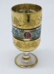 COLECIONISMO - Bela taça de coleção em demi cristal, no padrão veneziano. Corpo ricamente  dourado com aplicação de flores em relevo, pintados a mão. Alt. 10 cm.