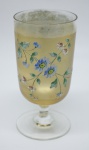 COLECIONISMO - Bela taça de coleção em demi cristal, no padrão veneziano. Corpo ricamente  dourado com aplicação de flores em relevo, pintados a mão. Alt. 13 cm. Bicados.