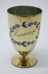 COLECIONISMO - Bela taça de coleção em demi cristal, no padrão veneziano. Corpo ricamente  dourado com aplicação de flores em relevo, pintados a mão. Alt. 13 cm.