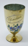 COLECIONISMO - Bela taça de coleção em demi cristal, no padrão veneziano. Corpo ricamente  dourado com aplicação de flores em relevo, pintados a mão. Alt. 13 cm.