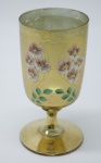 COLECIONISMO - Bela taça de coleção em demi cristal, no padrão veneziano. Corpo ricamente  dourado com aplicação de flores em relevo, pintados a mão. Alt. 13,5 cm.
