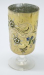 COLECIONISMO - Bela taça de coleção em demi cristal, no padrão veneziano. Corpo ricamente  dourado com aplicação de flores em relevo, pintados a mão. Alt. 12 cm. Bolhas e bicados.