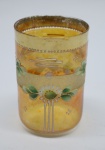 COLECIONISMO - Belo copo de coleção em demi cristal, no padrão veneziano. Corpo ricamente  dourado com aplicação de flores em relevo, pintados a mão. Alt. 9 cm.