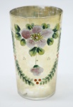 COLECIONISMO - Belo copo de coleção em demi cristal, no padrão veneziano. Corpo ricamente  dourado com aplicação de flores em relevo, pintados a mão. Alt. 11,5 cm.