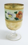 COLECIONISMO - Bela taça de coleção em demi cristal, no padrão veneziano. Corpo em tom verde e realçado em tom dourrado com aplicação de flores em relevo, pintados a mão. Alt. 12,5 cm. Leves bicados.