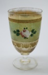 COLECIONISMO - Bela taça de coleção em demi cristal, no padrão veneziano. Corpo em tom verde e realçado em tom dourrado com aplicação de flores em relevo, pintados a mão. Alt. 13 cm.