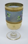 COLECIONISMO - Bela taça de coleção em demi cristal, no padrão veneziano. Corpo em tom azul e realçado em tom dourrado com aplicação de flores em relevo, pintados a mão. Alt. 13 cm.