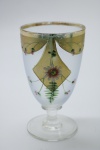 COLECIONISMO - Bela taça de coleção em demi cristal, no padrão veneziano. Corpo em tom azul e realçado em tom dourrado com aplicação de flores em relevo, pintados a mão. Alt. 12,5 cm.