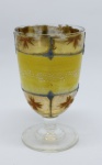 COLECIONISMO - Bela taça de coleção em demi cristal, no padrão veneziano. Corpo em tom amarelo e realçado em tom dourrado com aplicação de flores em relevo, pintados a mão. Alt. 12,5 cm. Bicados.
