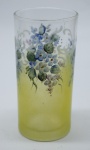 COLECIONISMO - Belo copo de coleção em demi cristal, no padrão veneziano. Corpo em tom amarelo e realçado em tom dourrado com aplicação de flores em relevo, pintados a mão. Alt. 13 cm.