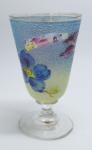 COLECIONISMO - Bela taça de coleção em demi cristal, no padrão veneziano. Corpo em degradê e realçado em tom dourrado com aplicação de flores em relevo, pintados a mão. Alt. 13 cm. Bicado.
