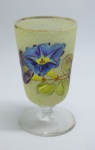 COLECIONISMO - Bela taça de coleção em demi cristal, no padrão veneziano. Corpo em tom amarelo e realçado em tom dourrado com aplicação de flores em relevo, pintados a mão. Alt. 13 cm. Bolhas.