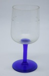 COLECIONISMO - Bela taça de coleção em demi cristal, base e haste azul e bojo lapidado incolor. Alt. 14,5 cm.