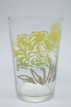 COLECIONISMO - Belo copo de coleção em demi cristal, incolor de flores amarelas. Alt. 10 cm.