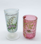 COLECIONISMO - Bela taça e copo de coleção em demi cristal, no padrão veneziano. Nas tonalidades vermelho e azul com realce dourado com aplicação de flores em relevo, pintados a mão. Alt. 14 cm e 10 cm. Colados.