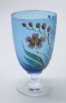 COLECIONISMO - Bela taça de coleção em demi cristal, no padrão veneziano. Corpo em tom azul e realçado em tom dourado com aplicação de flores em relevo, pintados a mão. Alt. 13 cm.