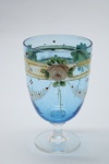 COLECIONISMO - Bela taça de coleção em demi cristal, no padrão veneziano. Corpo em tom azul e realçado em tom dourado com aplicação de flores em relevo, pintados a mão. Alt. 12 cm.