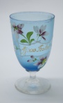 COLECIONISMO - Bela taça de coleção em demi cristal, no padrão veneziano. Corpo em tom azul e realçado em tom dourado com aplicação de flores em relevo, pintados a mão. Alt. 12,5 cm. Bicados.
