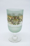 COLECIONISMO - Bela taça de coleção em demi cristal, no padrão veneziano. Corpo em tom azul e realçado em tom dourado com aplicação de flores em relevo, pintados a mão. Alt. 13 cm. Bicados.