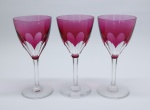 CRISTAL - Lote de 3 taças em cristal double em tom rubi, lapidação dedão. Alt. 15 cm. Bicados.