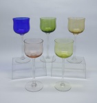 CRISTAL - Lote de 5 taças em cristal, haste e base incolor e bojo colorido. Alt. 19 cm.