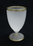 OPALINA - Bela taça em opalina branca e friso dourado na borda. Alt. 12 cm.