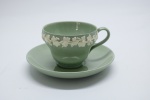 PORCELANA EUROPÉIA - Xícara de chá em porcelana inglesa WEDG WOOD. Med. 6,5x9 cm e 15 cm.