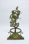 DIVERSOS - Suporte de garrafa e canecas, feita em bronze, lavrada com motivo de borboleta. Alt. 28 cm.