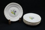 PORCELANA TCHECHOSLOVAKIA - Lote de 6 pratos para frutas em fina porcelana branca, decorada com friso dourado e ramos ao centro. Med. 17 cm. Fios de cabeelo e desgastes.