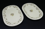 PORCELANA TCHECHOSLOVAKIA - PIRKEN HAMMER - Lote de 2 travessas ovais em tom marfim com delicadas florespolicromadas e frisos dourados. Med. 40x27 cm e 36x23 cm.