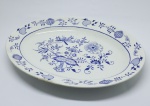 PORCELANA - Grande travessa oval em porcelana nacional, pintada a mão com decoração dita CEBOLINHA. Med. 43x31 cm.