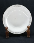 PORCELANA - Pesado prato dcorativo, decorado com flores e frisos prateados. Dia. 23 cm.