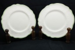 PORCELANA INGLESA - Lote de 2 pratos decorativos com borda verde em relevo. Dia. 22 cm.