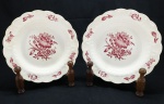 PORCELANA INGLESA - Prato decorativo em porcelana rosa deecorada com motivos florais. Dia. 25 cm. Bicado.