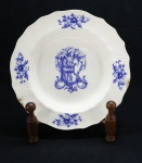PORCELANA INGLESA - Prato decorativo em porcelana azul e branco, monogramda. Dia. 25 cm. Bicado.