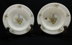 PORCELANA INGLESA - Lote de 2 pratos decorativo em porcelana em tom marfim, floral policromada e frisos dourados. Dia. 22,5 cm.