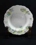 PORCELANA INGLESA - Prato decorativo em porcelana branco, floral policromado. Dia. 22,5 cm.