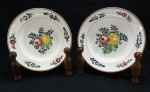 PORCELANA ALEMÃ - Lote de 2 pratos decorativo em porcelana branca, floral policromado. Dia. 20 cm.