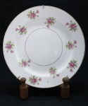 PORCELANA JAPONESA - Prato decorativo em porcelana oriental NORITAKE, branca com flores policromadas e frisos dourados. Med. 19,5 cm.