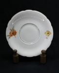 PORCELANA ALEMÃ - Prato decorativo em porcelana europeia KPM, branca com flores policromadas. Med. 16 cm.