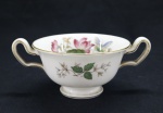 PORCELANA INGLESA - Consume em porcelana branca decorada com motivos florais policromados e friso dourado. Med. 6x11 cm.