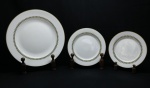 PORCELANA PORTUGUESA - VISTA ALEGRE - Lote de 3 prratos brancos decorados com ramos e frutos e frisos dourados. Med. 32 cm, 23 cm e 20 cm.