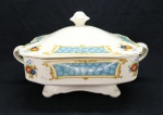 PORCELANA INGLESA - J&G Meakin (SOL) Porcelana em tom marfim, faixa verde, flores policromadas. Composta de: Sopeira. Med. 14x28x23 cm.