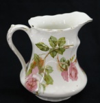 PORCELANA INGLESA - JOHN HADDOCK & SONS - Jarra em porcelana decorada com rosas policromadas e frisos dourados. Med. 13x13x8 cm.