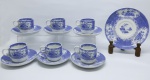 PORCELANA INGLESA -  Blue and White, decoração Castelo. Composto de: Conjunto de 6 xícaras café e pratinhos. Med. 5,5 cm, 11,5 cm e 16 cm.