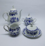 PORCELANA -  Blue and White, decoração Cebolinha. Composto de: Jogo de chá e café - Bules de chá e café, leiteira, manteigueira e açucareiro. Med. maior 22 cm e 10 cm.
